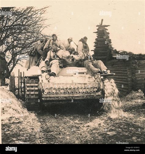 Waffen SS Männer im Schnee Tarnung auf einem Tank im Winter 1942