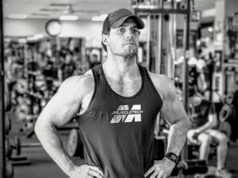 I M Not Gay I M Just Henry Cavill Sexual Henry Cavill S Inhumanly Strong 182 Lbs Barbell Hip