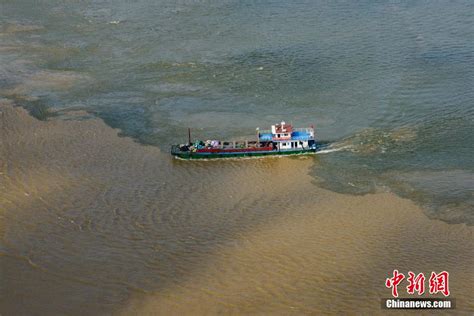 重庆朝天门两江交汇再现“鸳鸯锅”景观