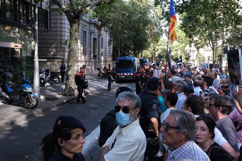 Absolen Tres Mossos Acusats De Lesions Durant Les Protestes Contra Una