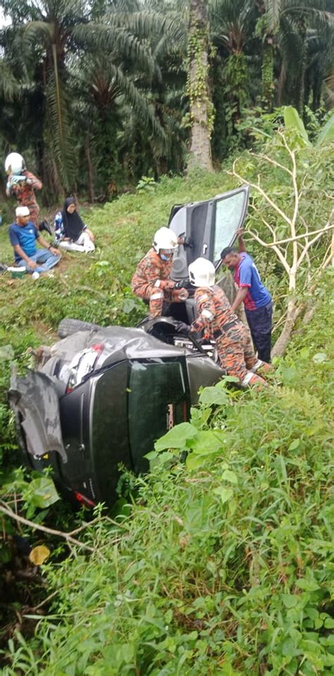 Empat Sekeluarga Nyaris Maut Kereta Terbabas Ke Ladang Sawit Astro Awani