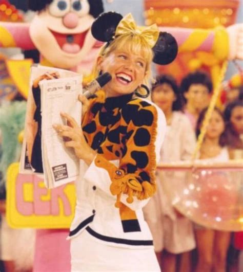 A sus 52 años Xuxa sorprende haciendo yoga en la playa con diminuto bikini Publimetro Colombia