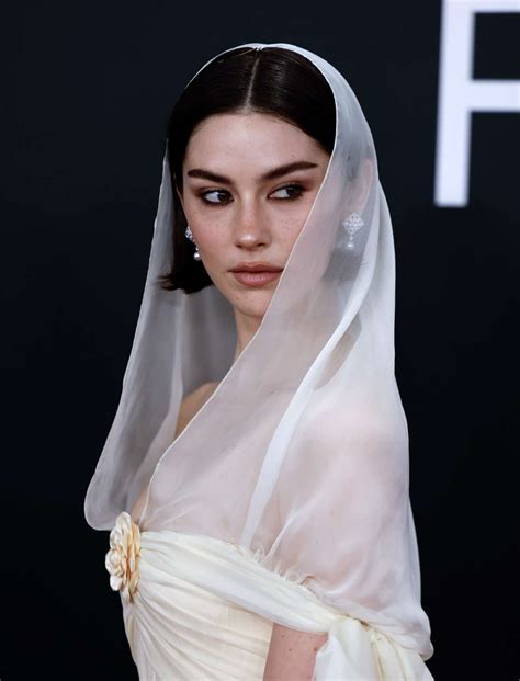 Gracie Abrams Hid a Soft Bob Under Her Bridal Veil at the 2025 Grammys