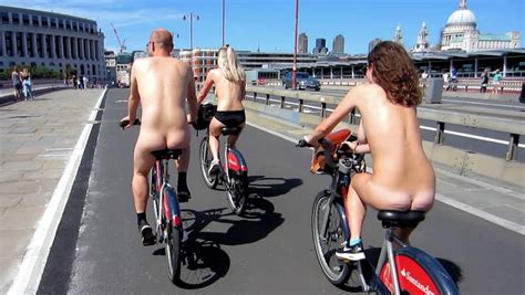 World Naked Bike Ride London Convida Ciclistas Que Est O Perdendo A