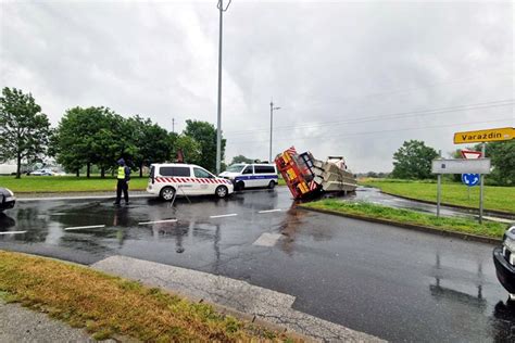 PRIPAZITE Kod Čakovca se prevrnuo kamion s betonskim blokovima