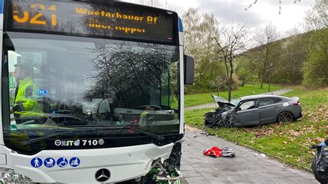 Linienbus Kollidiert Frontal Mit Auto Mann Nach Unfall Schwer Verletzt