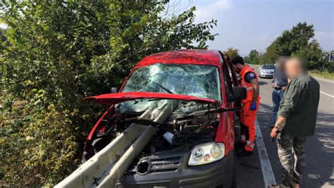 Incidente Choc Auto Infilzata Dal Guardrail Marito E Moglie Illesi