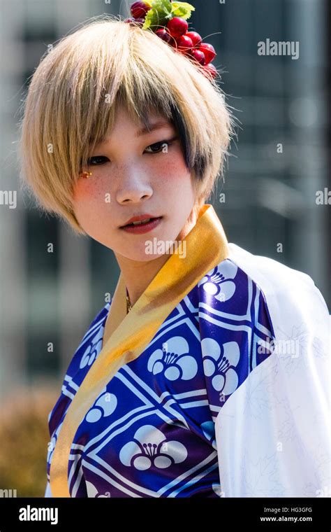 Femme blonde japonaise Banque de photographies et dimages à haute résolution Alamy