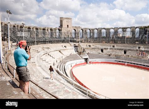 Turista Fotografiando El Coliseo Romano De Arles En Provenza Una Vez