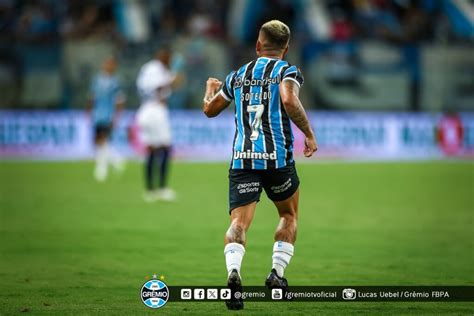 Grêmio toma gol de goleiro mas conta Soteldo inspirado e goleia o