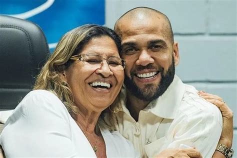 Mãe de Daniel Alves diz ter sido barrada de julgamento por advogados