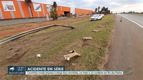 Caminhão invade empresa e causa série de colisões em Rio das Pedras