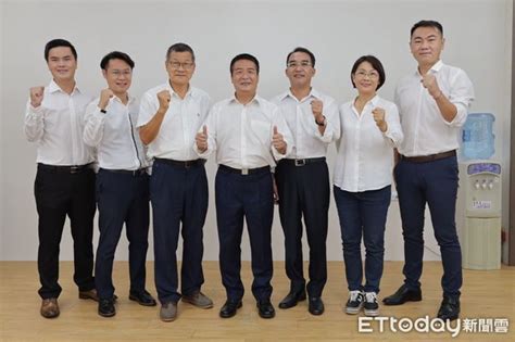 民進黨苗栗參選人合體拍定裝照 徐定禎捲起白襯衫力求翻轉苗栗 Ettoday政治新聞 Ettoday新聞雲