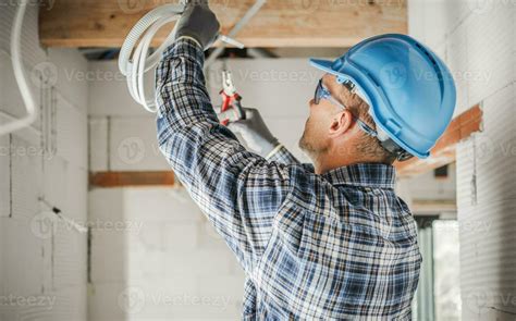 Professional Electrician During Work 24629407 Stock Photo at Vecteezy