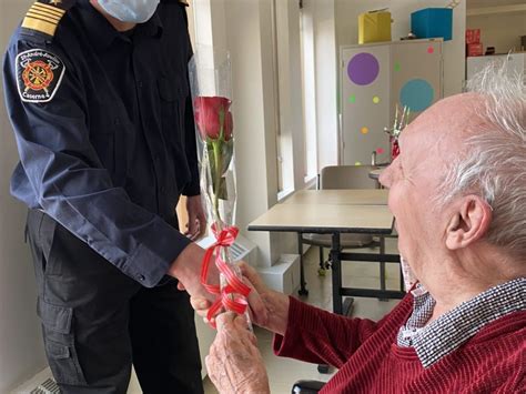 Des Roses Contre Des Sourires Pour La Saint Valentin Au CHSLD De Saint