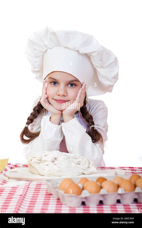 Portrait Dune Petite Fille Dans Un Tablier Blanc Et Chefs Hat Pétrir