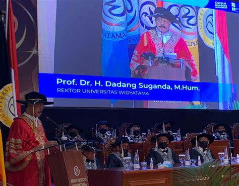 Universitas Widyatama Wisuda 1 120 Sarjana Baru Secara On Line Dan Off Line