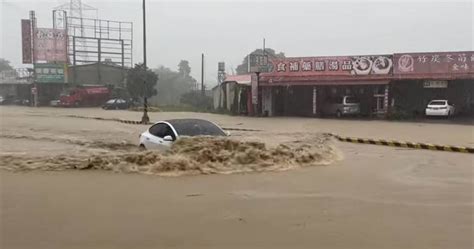 竹山暴雨水淹半輪胎 特斯拉直闖水道「畫面超驚險」 生活 Ctwant