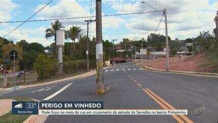 Poste fica no meio de cruzamento após obra em estrada de Vinhedo local