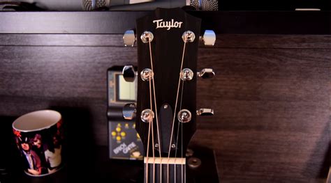 Review of the Taylor 110e guitar. Features and Specs