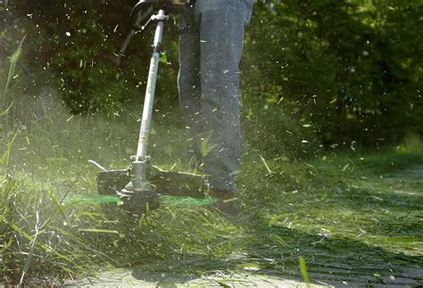 How to Use a String Trimmer like a Pro