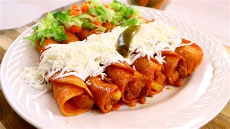 Como Hacer Enchiladas Rojas Rellenas De Papa Con Longaniza Youtube