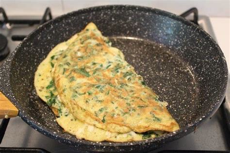 Keto-Friendly Spinach Cheese Omelette Recipe - Yummy Tummy