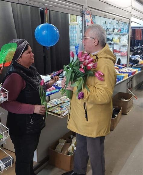 Primarul Ion Lungu continuă tradiția de a oferi flori femeilor din