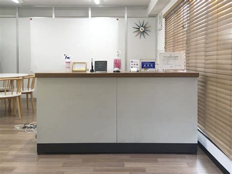 出力シート（リメイクシート）でオフィスの受付カウンターをリメイク | オフィスリメイク 施工事例 – アクト企画