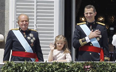 El Rey Juan Carlos La Princesa Leonor Y El Rey Felipe Vi Saludan Desde El Palacio Real En La