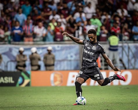 Bruno Mezenga do Santos FC é chamado de macaco em grupo de