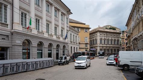 Piazza Fontane Marose Le Barricate Dei Commercianti Di Genova Contro