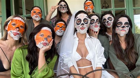 Cecilia Rodriguez Con La Mamma E Le Amiche Maschere Da Panda E