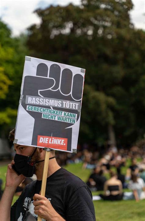 Teilnehmer Protestieren Gegen Rassismus