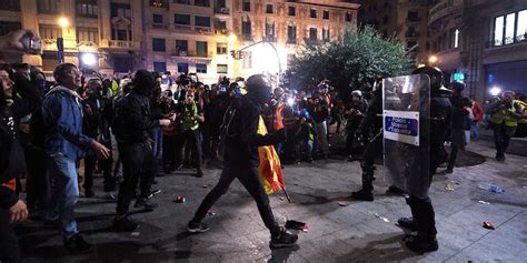 Sabato Sera A Barcellona Ci Sono Stati Violenti Scontri Tra La Polizia