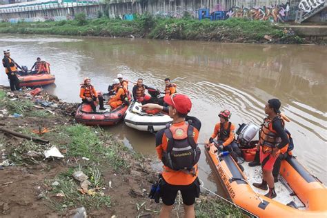 Hari Kedua Pencarian Warga Yang Tenggelam Di Kali Ciliwung Dimulai