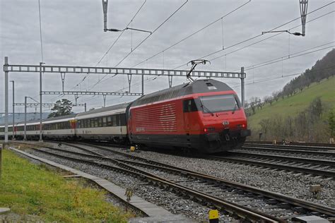 Re 460 110 0 durchfährt am 04 01 2023 den Bahnhof Effingen Bahnbilder de