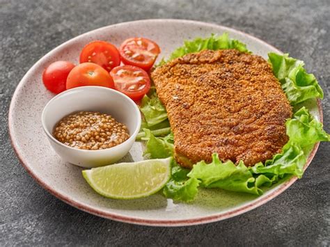 Costelinha de porco à milanesa tomate cereja mostarda e limão