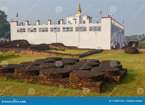 Templo Maya Devi Lugar De Nacimiento De Buda En Lumbini En Nepal