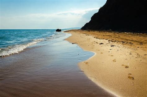 Una Playa De Arena Desierta Junto Al Mar Foto Premium