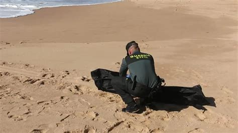 Encuentran El Cad Ver De Un Hombre En Una Playa De Almer A