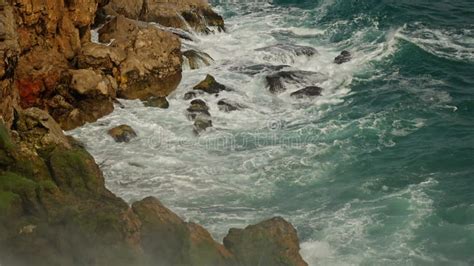 Ondas Fortes Do Mar Tempestuoso Que Caem Na Atmosfera Vulcânica Do