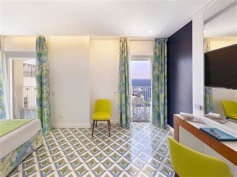 Discover the Premium room of Grand Hotel Riviera in Sorrento