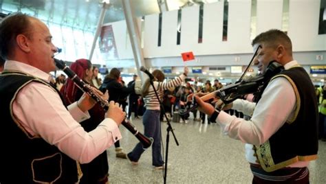 Aeroporti Nd Rkomb Tar I Tiran S Vishet Kuq E Zi P R Vjetorin E