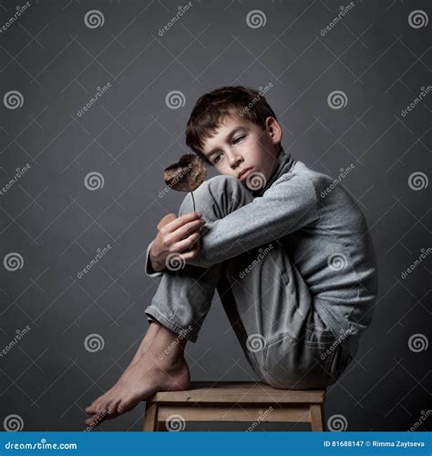 Portrait D Adolescent Triste Sur Le Fond Gris Image Stock Image Du