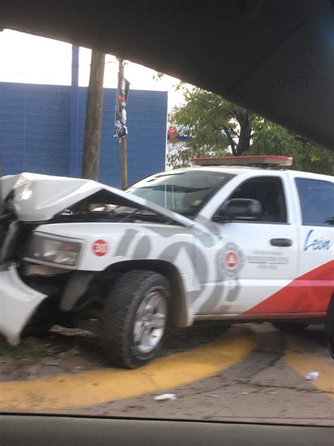 Choca camioneta de Protección Civil contra árbol Noticieros En Línea