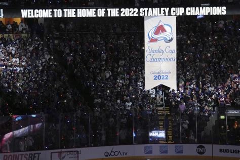 Avs Raise Banner Beat Blackhawks 5 2 To Start Title Defense