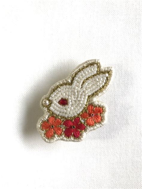 ビーズ刺繍ブローチ うさぎ 花 ブローチ Miruteka 通販｜creemaクリーマ ハンドメイド・手作り・クラフト作品の販売サイト