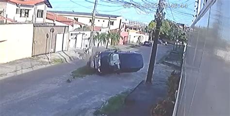 V Deo Carro Capota Ao Colidir Em Rvore No Meio De Rua Em Fortaleza