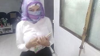 MILF árabe realmente caliente en traje escolar se masturba y eyacula hasta el orgasmo en niqab